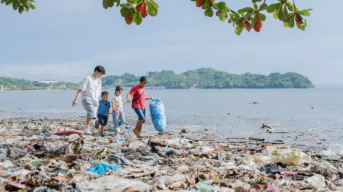 ESC-Gewinner Johannes Pietsch „JJ” besucht als Projektpate ein Umweltschutzprojekt auf den Philippinen. In Pangdan einer kleinen Gemeinde der Stadt Catbalogan, auf der Insel Samar, trifft ihn die Realität mit voller Wucht: Es ist eine der Regionen, die am stärksten unter der massiven Umweltverschmutzung leiden. 