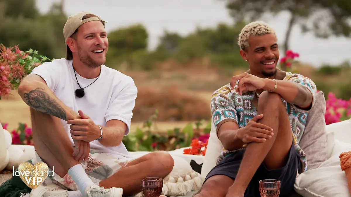 Brenda Patea als Granate bei „Love Island VIP”: Yannick und Dion gefällt, was sie sehen.