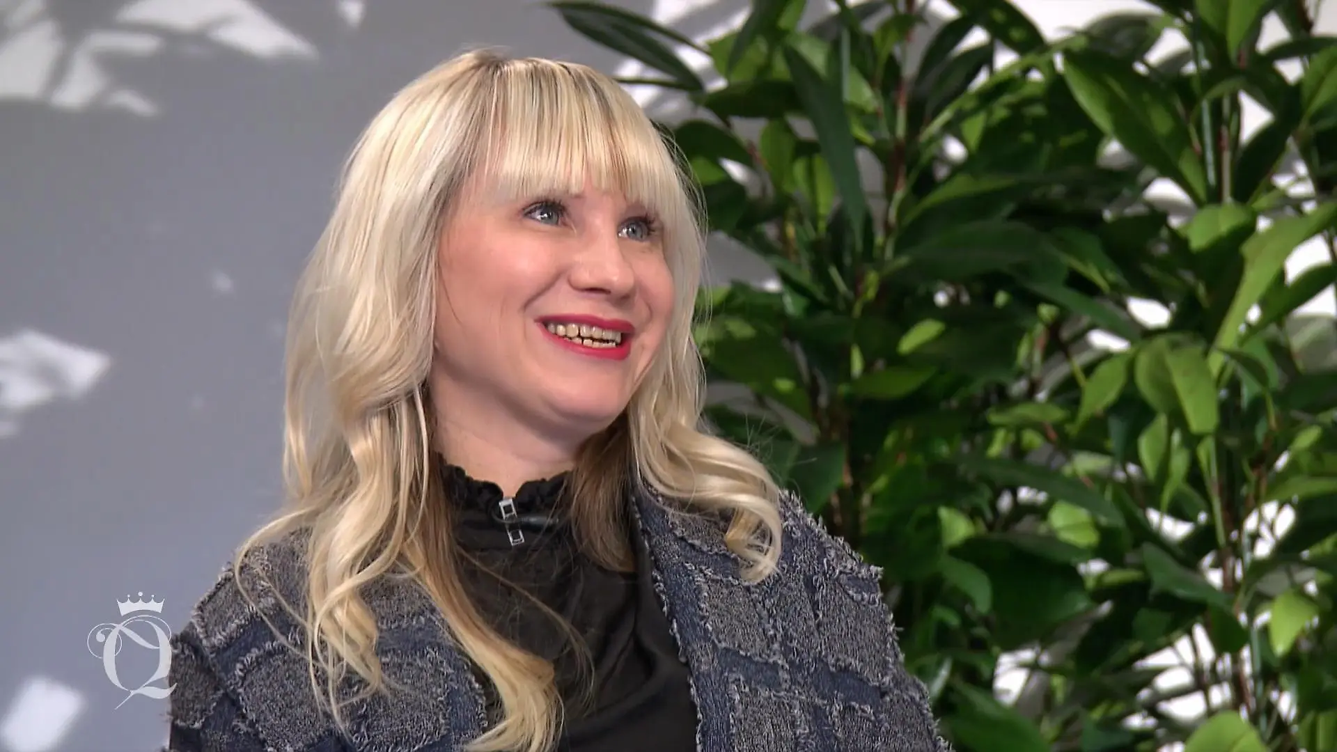 Nora stellt sich dem Urteil ihrer vier Konkurrentinnen Tanja: "Die Frisur gefällt mir nicht"