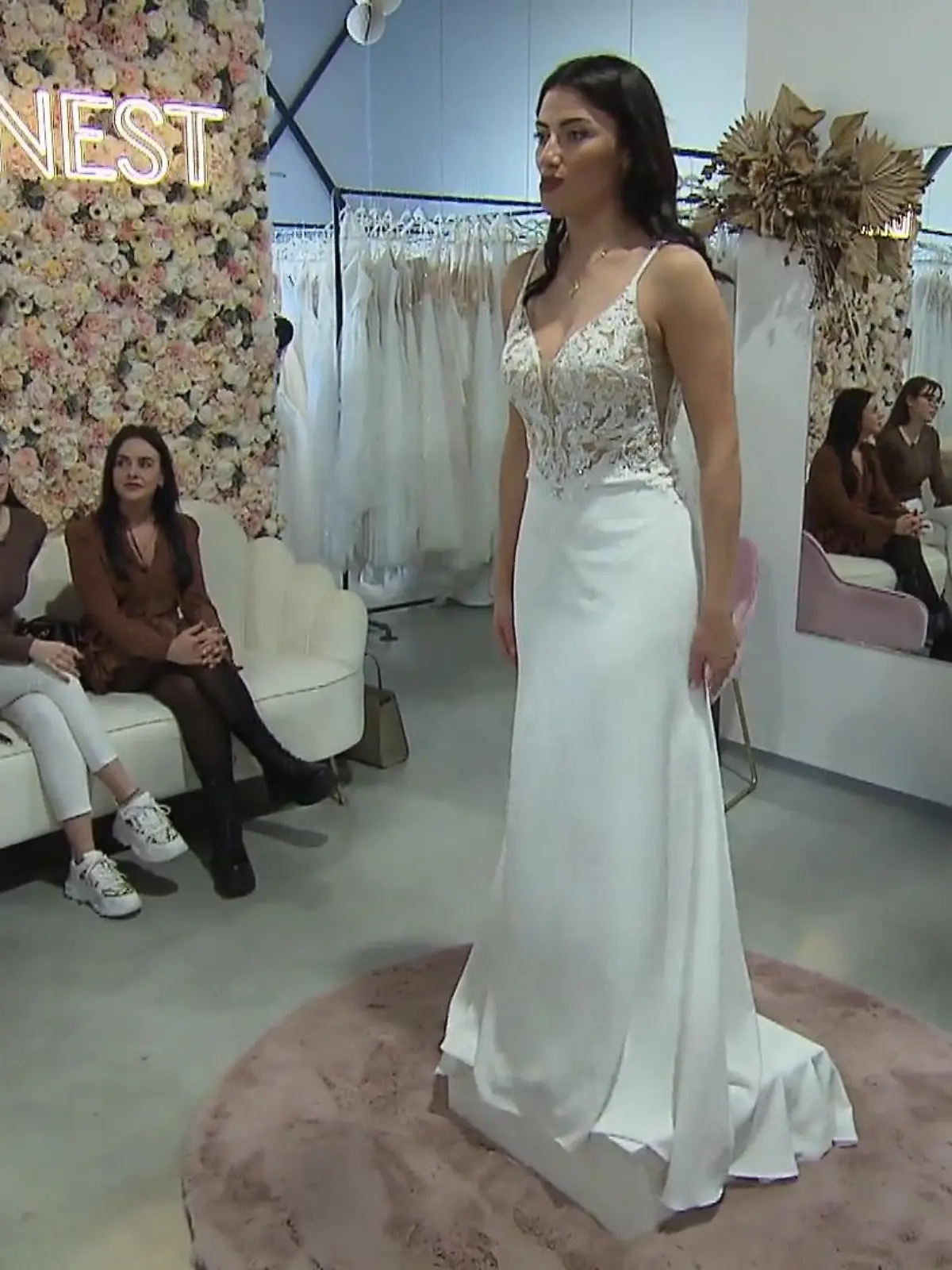 Bild zu: "Nadine im figurbetonten Kleid"