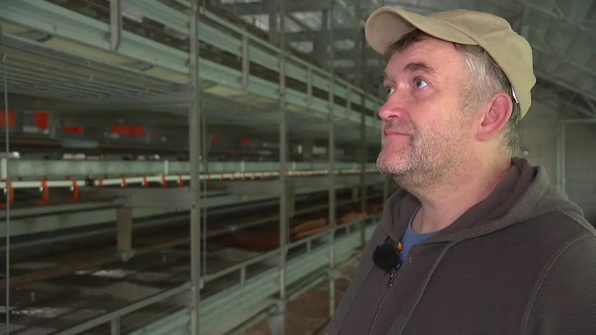 Holger Nöhrnberg steht im leeren Hühnerstall