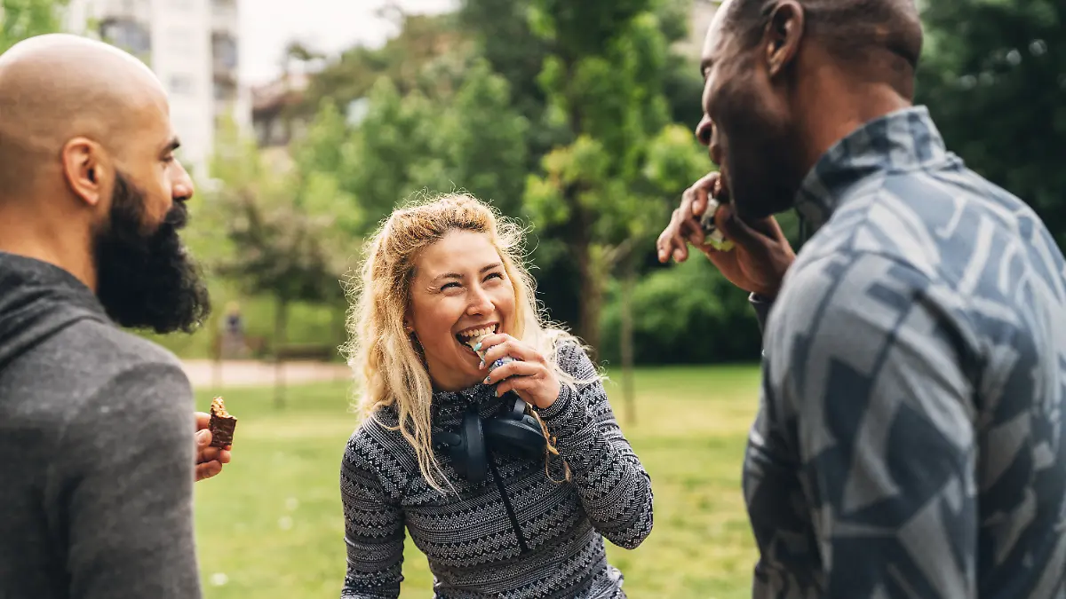Drei Personen snacken vor dem Sport noch eine Kleinigkeit.