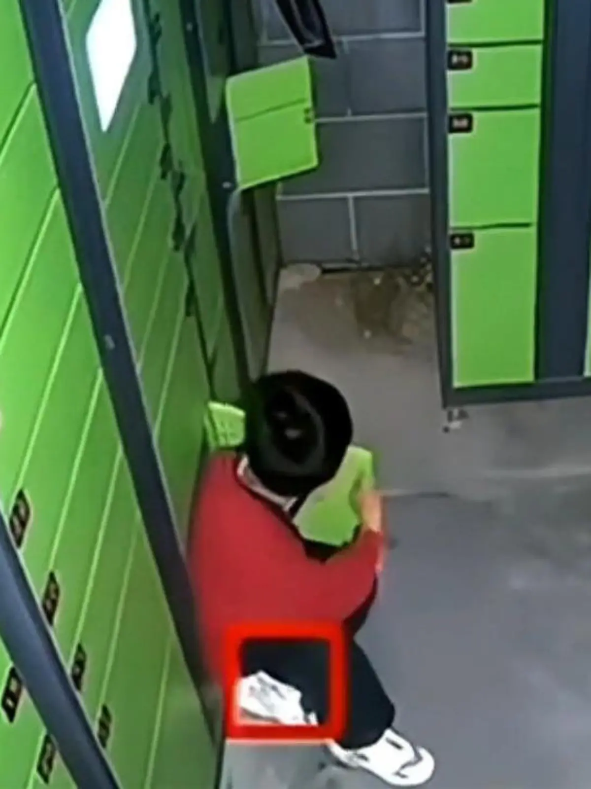 Bild zu: "Kleiner Junge schließt sich selbst im Schließfach ein – Lebensgefahr!"