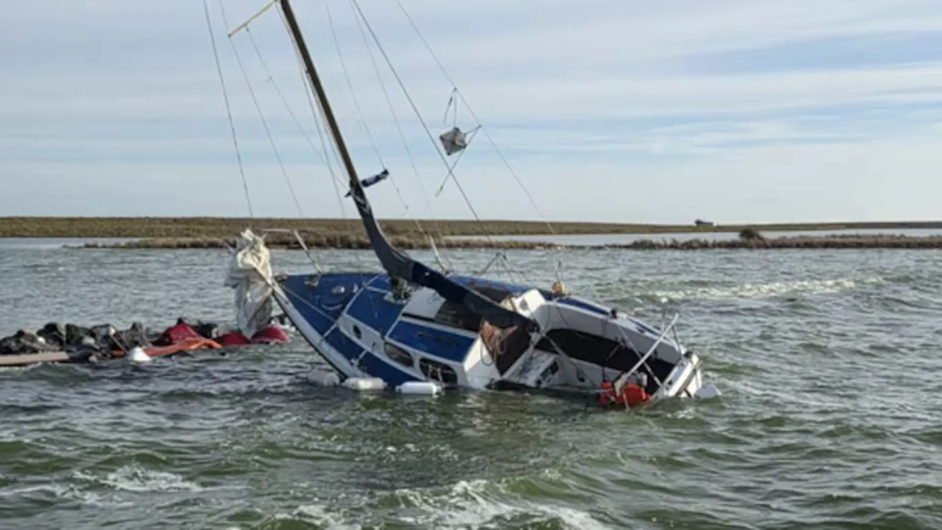 Das Schiff des Mannes wurde schwer beschädigt 