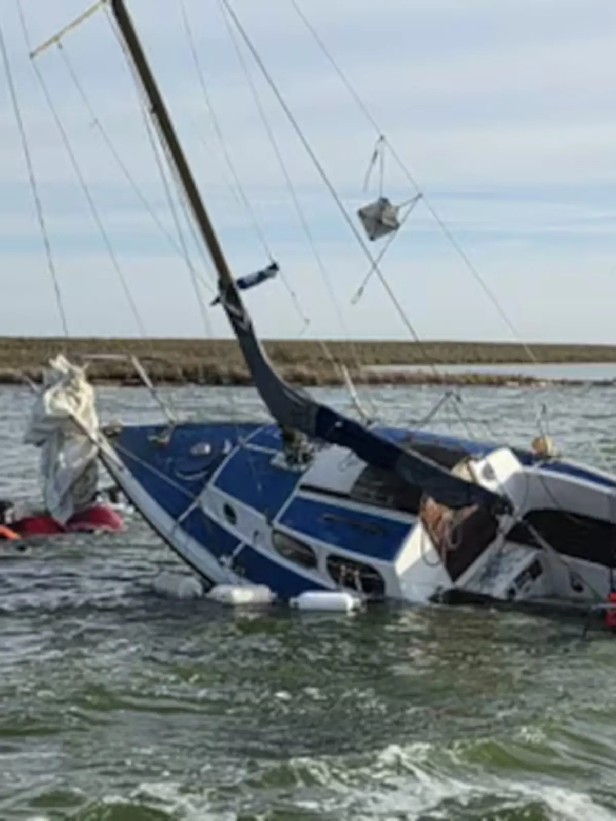 Das Schiff des Mannes wurde schwer beschädigt 