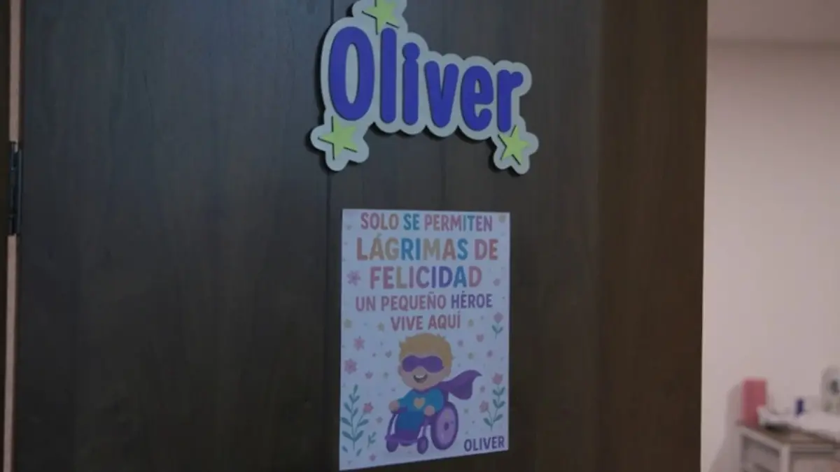 Vater Stefan Staub zeigt RTL das Pflegezimmer des kleinen Oliver (2).