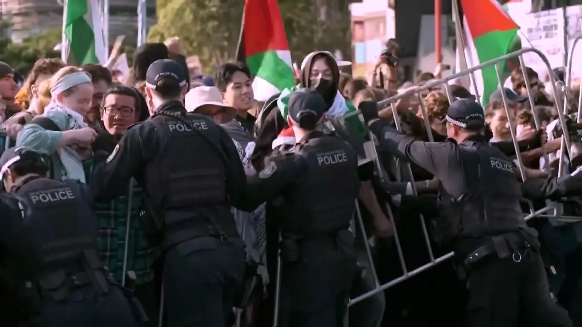 Demonstranten werfen der australischen Polizei in Darling Harbour übertriebene Härte vor