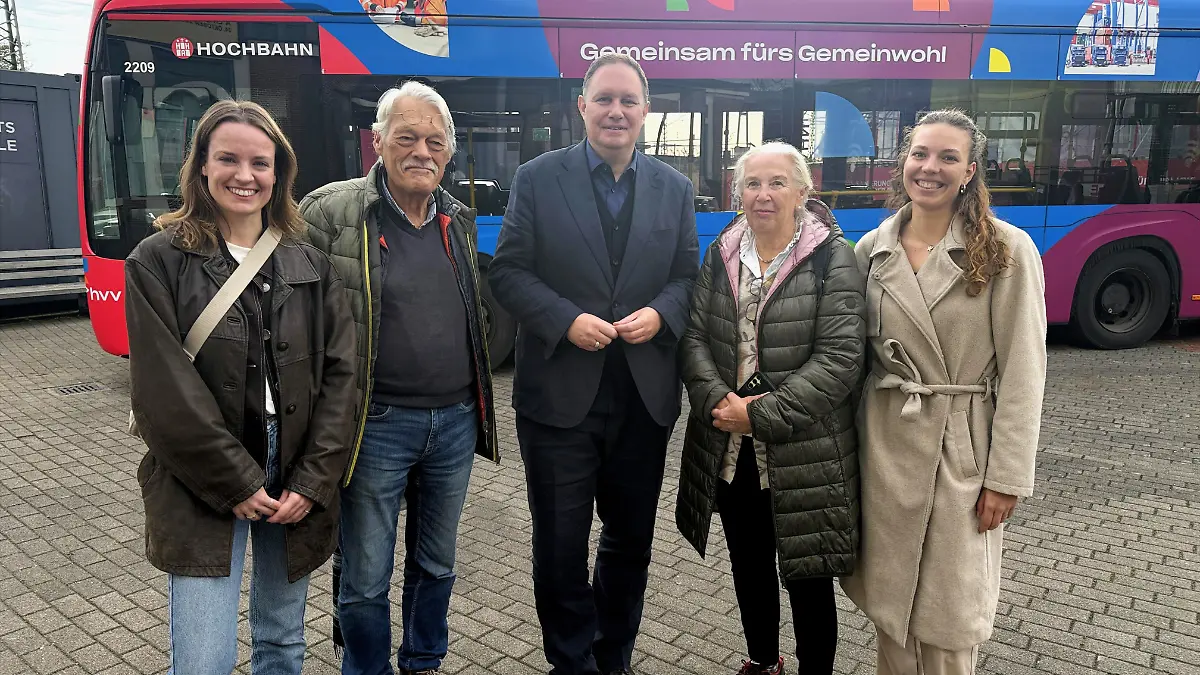 Teilnehmer des RTL Nord-Transparenztag gemeinsam mit Kultursenator Carsten Brosda (Mitte) und RTL Nord-Reporterin Dania Maria Hohn (links).