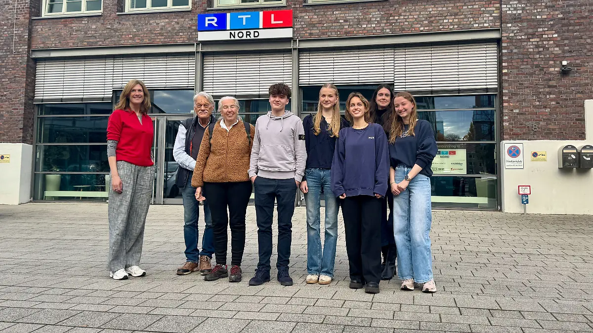 RTL Nord-Geschäftsführerin Sonja Schwetje (links), gemeinsam mit den Teilnehmern des Transparenztages und dessen Koordinatorin Anne Wöhrle (zweite von rechts).