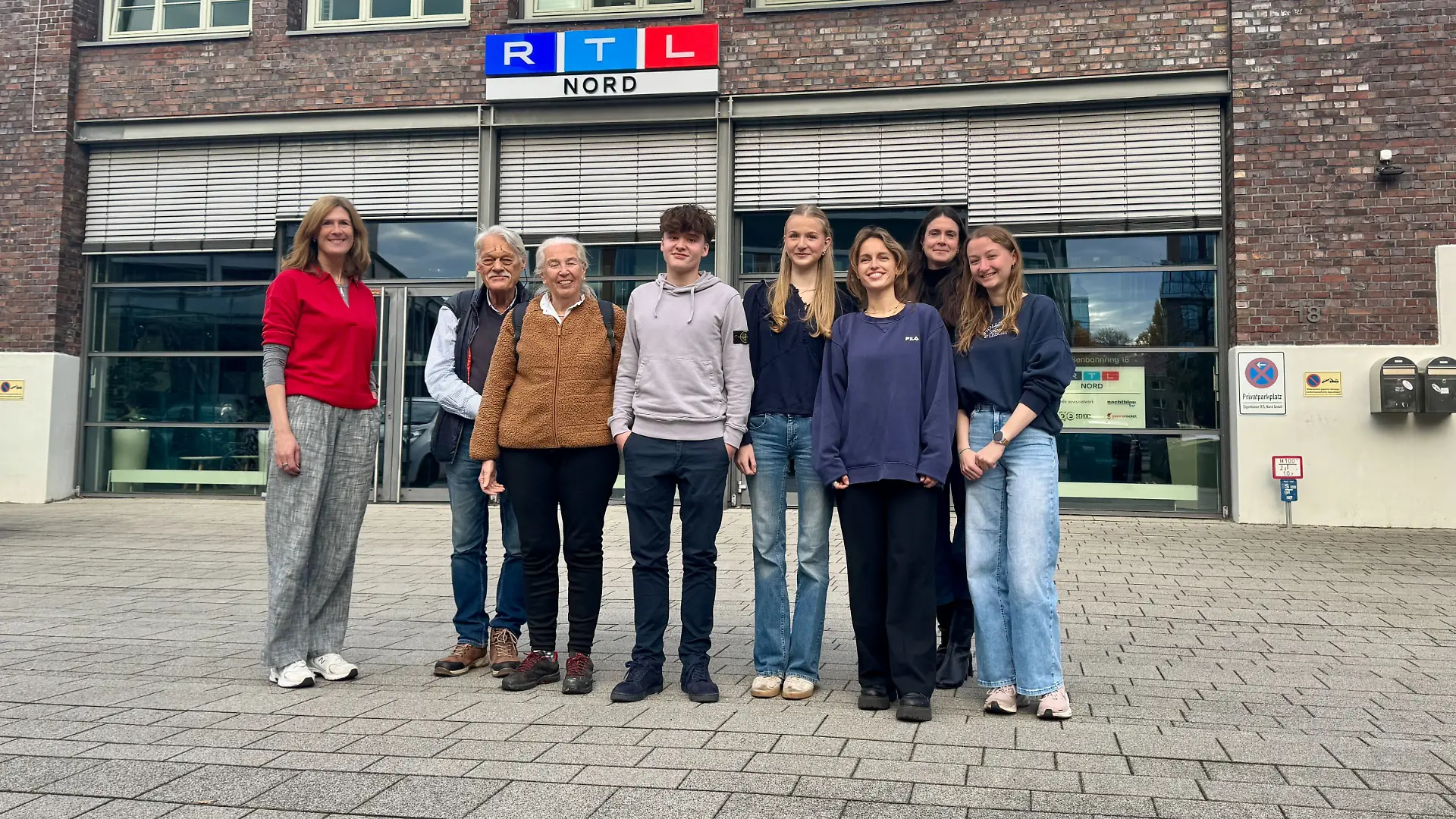 RTL Nord-Geschäftsführerin Sonja Schwetje (links), gemeinsam mit den Teilnehmern des Transparenztages und dessen Koordinatorin Anne Wöhrle (zweite von rechts).
