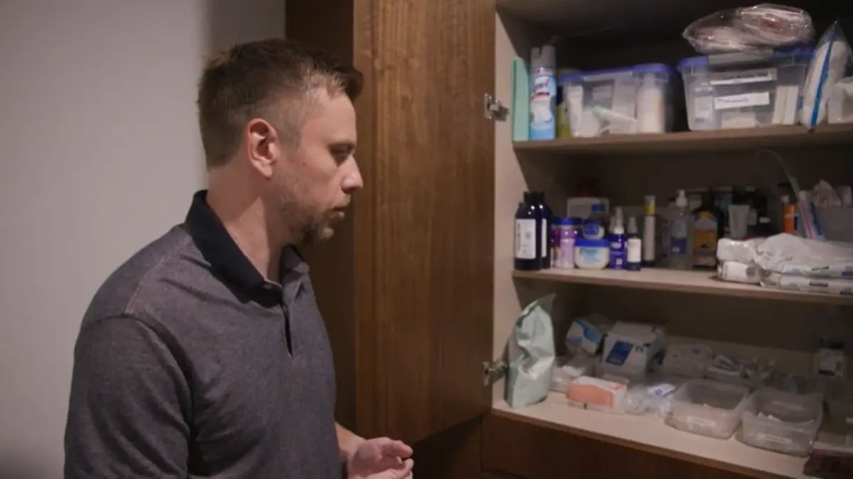 Vater Stefan Staub zeigt RTL das Pflegezimmer des kleinen Oliver (2).