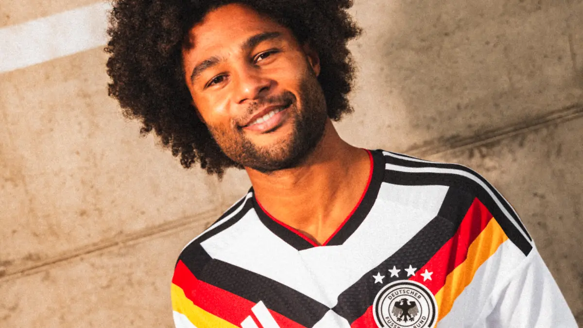 Serge Gnarbry strahlt im Retro-Look