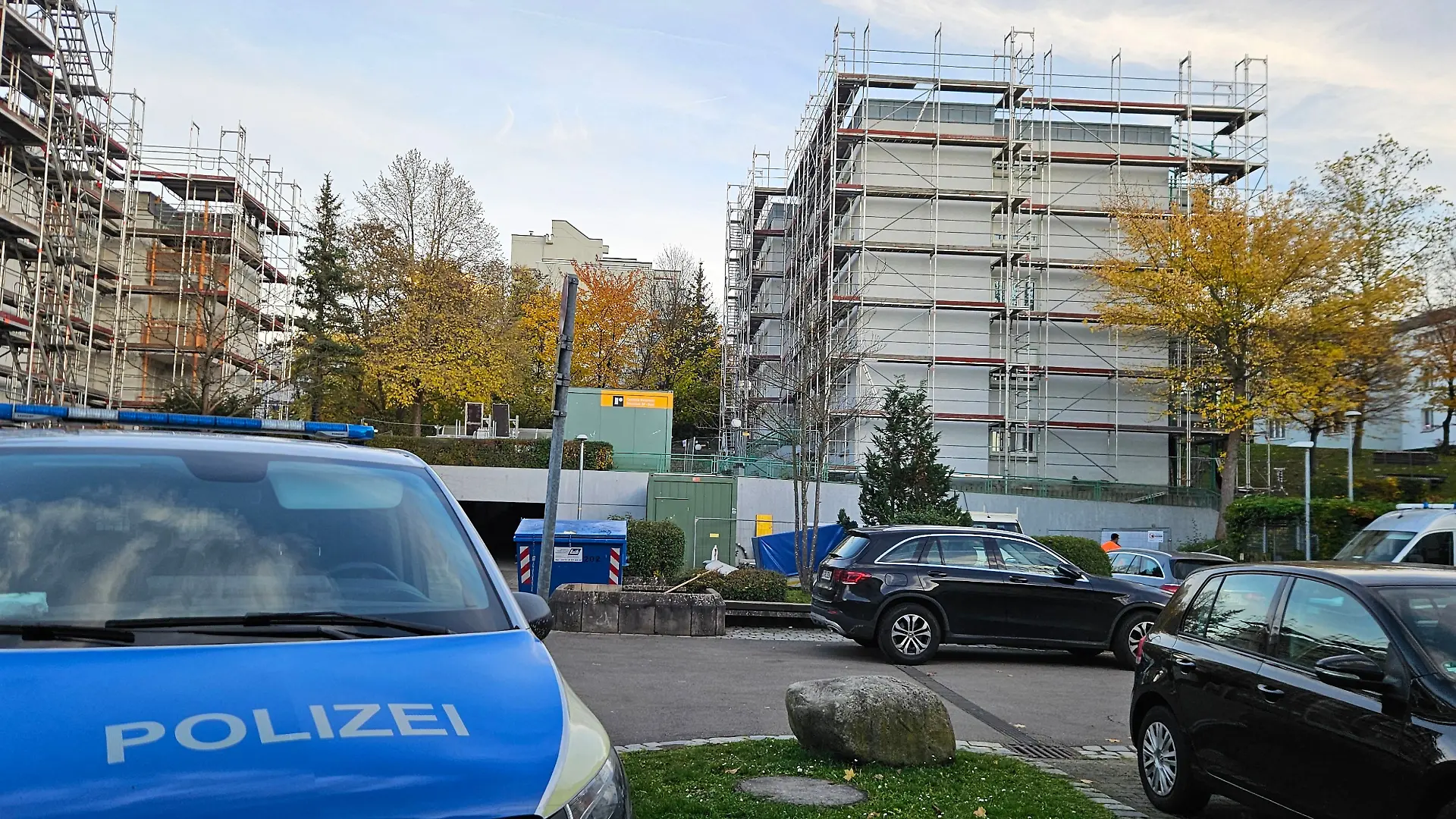 In Stuttgart wurden in einem Wohnhaus die Leichen einer Frau und zweier Kinder entdeckt.