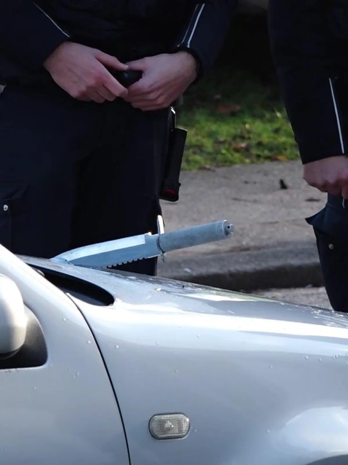 Während seines Angriffs rammte der 58-Jährige das Messer in eine Motorhaube.