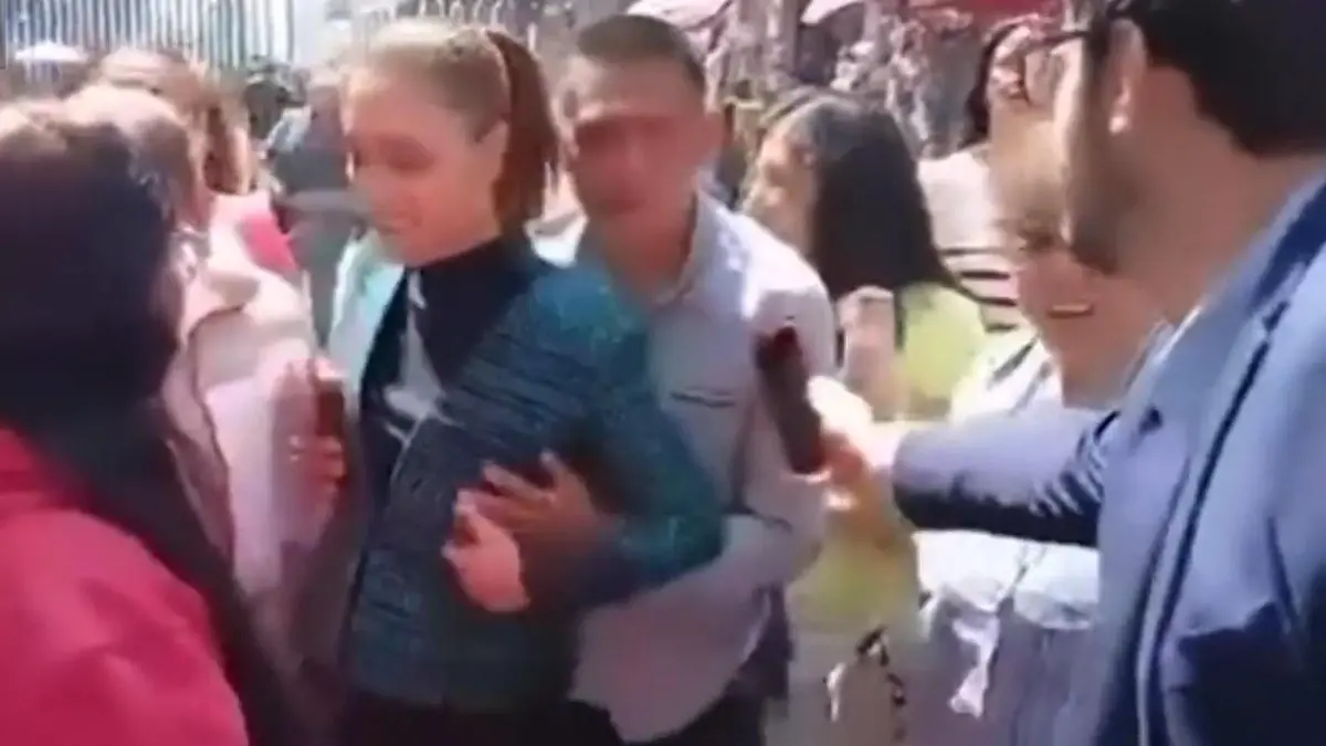 Grapsch-Attacke auf Politikerin! Mann fasst Präsidentin an Brüste - und will sie küssen Während Auftritt von Claudia Sheinbaum