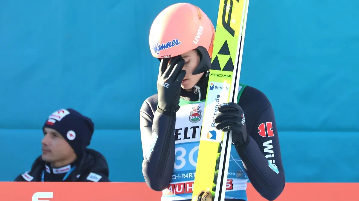 Enttaeuschung . . . Karl GEIGER GER, SC Oberstdorf. Skispringen, 1.01.2023, in Garmisch-Partenkirchen, Deutschland, O L Y M P I A S P R U N G S C H A N Z E. 71.Vierschanzentournee, Neujahrsspringen, Saison 2022-2023. Quelle / Copyright / Credit : Oryk HAIST *** Disappointment Karl GEIGER GER, SC Oberstdorf Ski Jumping, 1 01 2023, in Garmisch Partenkirchen, Germany, O L Y M P I A S P R U N G S C H A N C E 71 Four Hills Tournament, New Years Jumping, 2022 2023 Season Source Copyright Credit Oryk HAIST xSKISPRINGENx