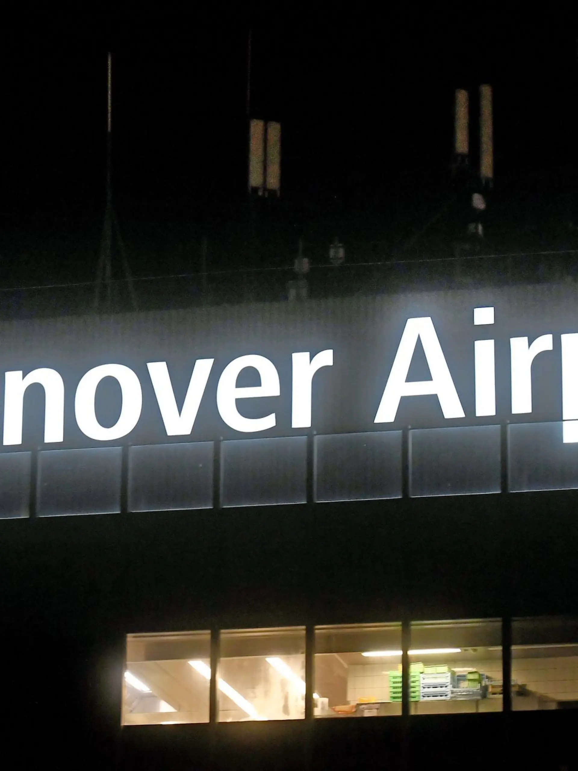 Bild zu: "Nach Drohnensichtung: Sperrung von Airport Hannover beendet"