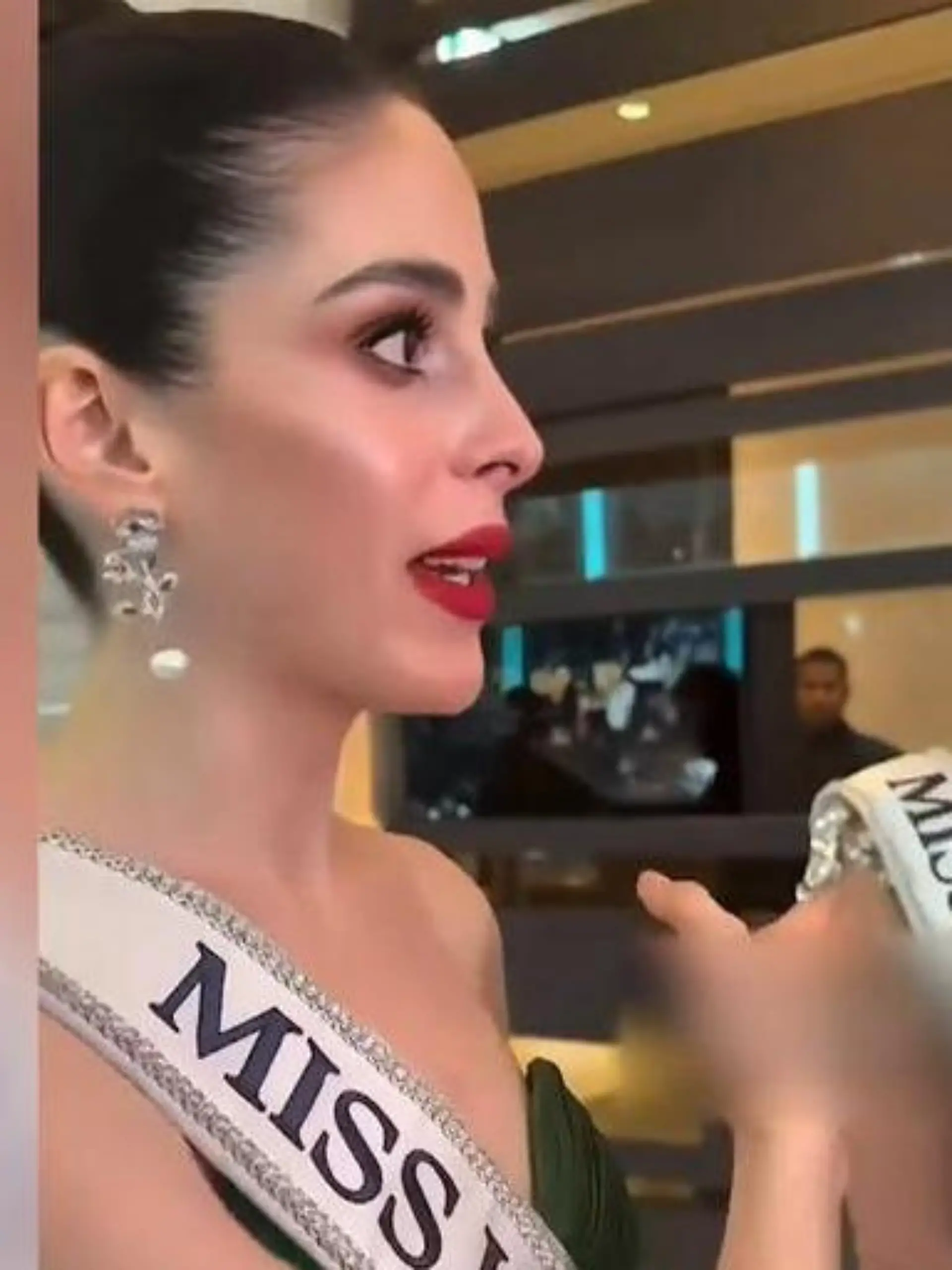 Bild zu: "Eklat bei Schönheitswettbewerb! Miss Universe-Kandidatin vor laufender Kamera gedemütigt"