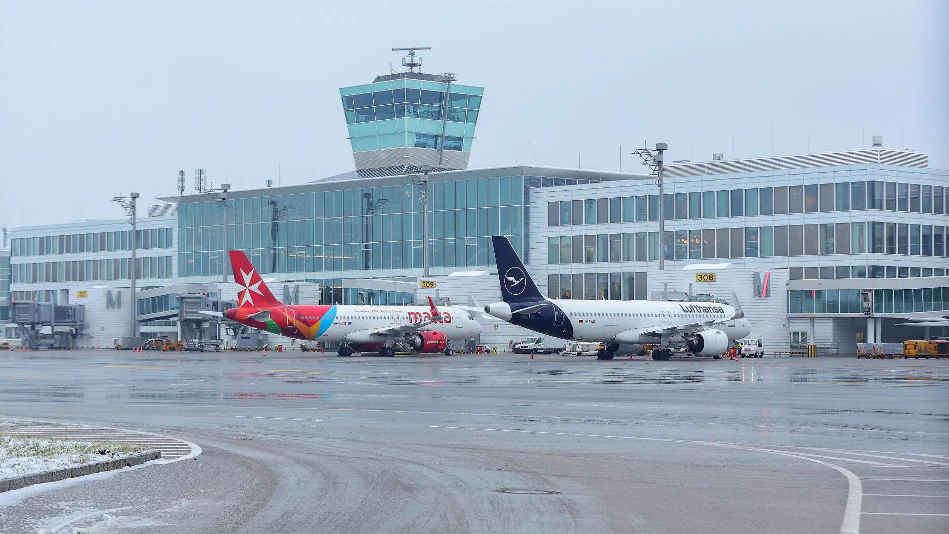  Winter Wetter Glättegefahr , keine Starts Startverbot am Flughafen München / Datum: 14.12.2022 / *** Winter weather danger of icy roads , no take-offs grounded at Munich Airport Date 14 12 2022