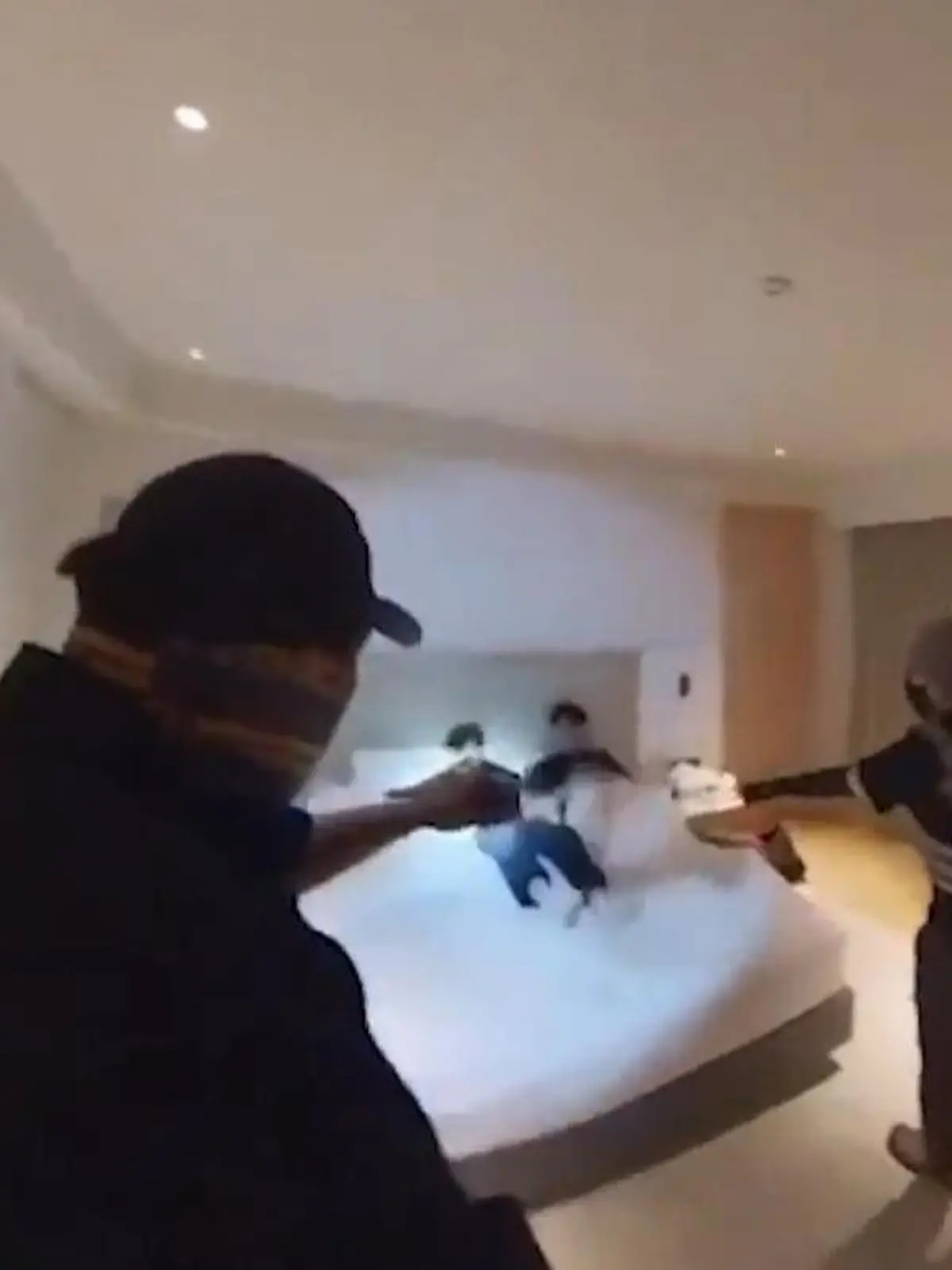 Bild zu: "Im Sexrausch! Polizei crasht wilde Drogen-Orgie in Bangkok – 29 Festnahmen!"