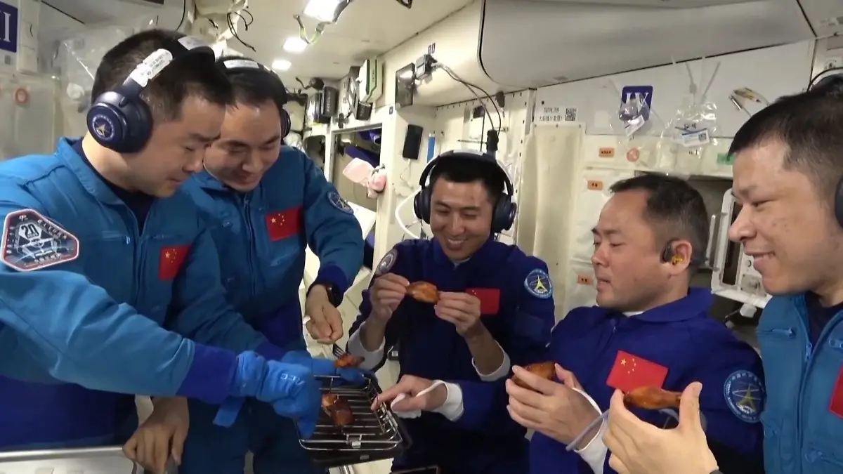Hier lassen sich die Astronauten ihre gegrillten Hähnchenflügel schmecken