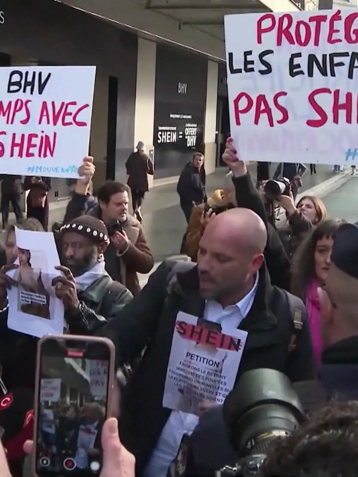 Bild zu: "Shein eröffnet Store in Paris – trotz lautstarler Proteste"