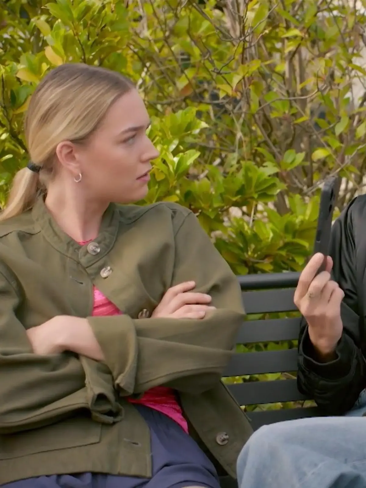 AWZ: Leyla hilft Nele beim Online-Dating