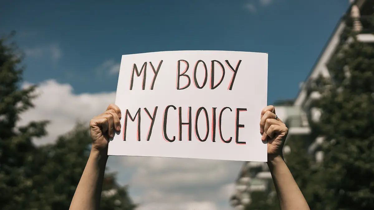 Frau mit einem Transparent, auf dem „My Body, My Choice” (Mein Körper, meine Wahl) steht