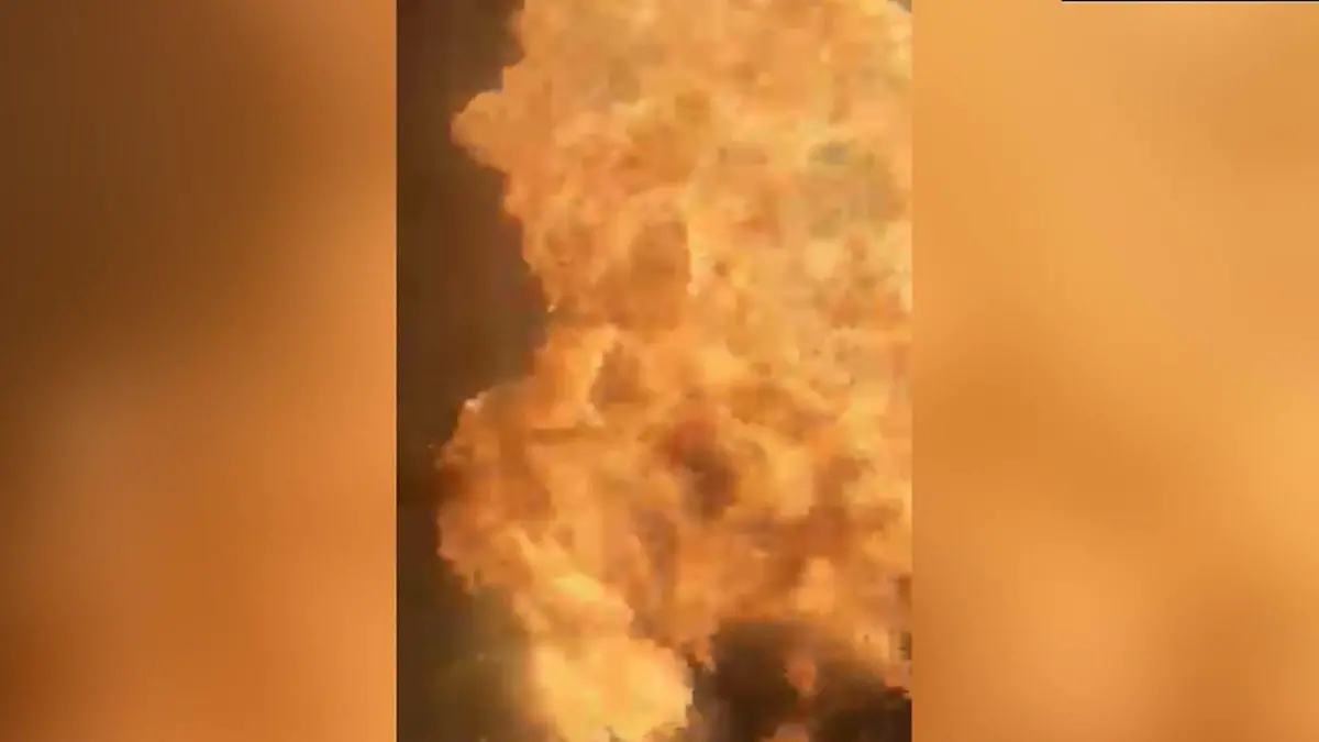 Flammen schlagen meterhoch! Schwere Explosion mitten im Wohngebiet Feuerwehrmänner verletzt im Krankenhaus