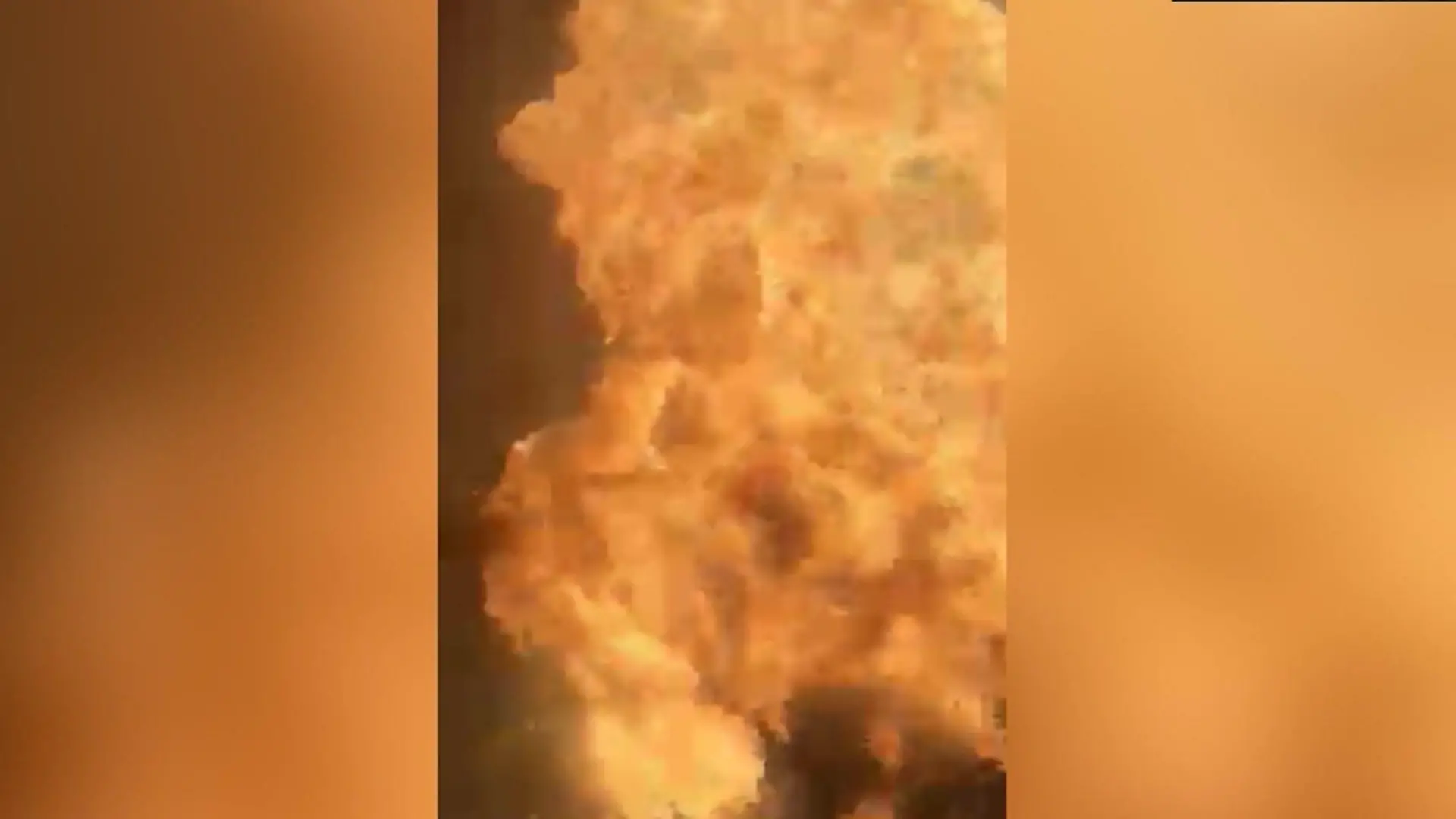 Flammen schlagen meterhoch! Schwere Explosion mitten im Wohngebiet Feuerwehrmänner verletzt im Krankenhaus