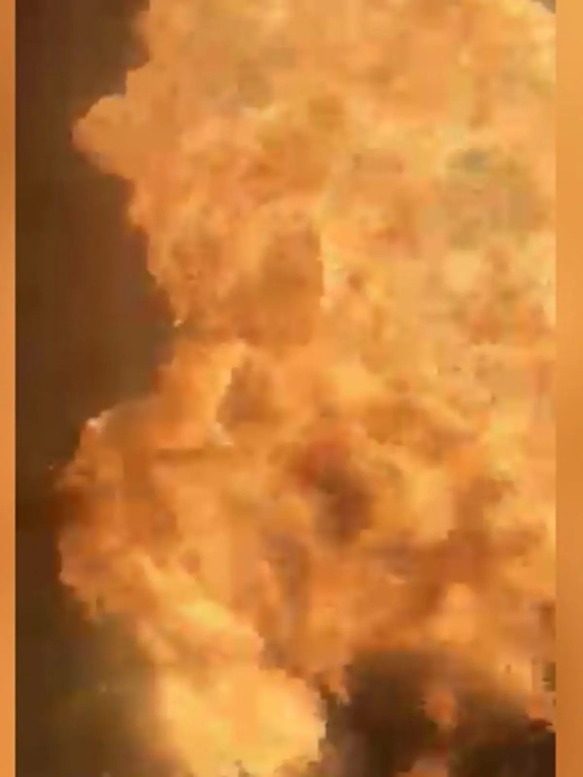 Bild zu: "Flammen schlagen meterhoch! Schwere Explosion mitten im Wohngebiet"