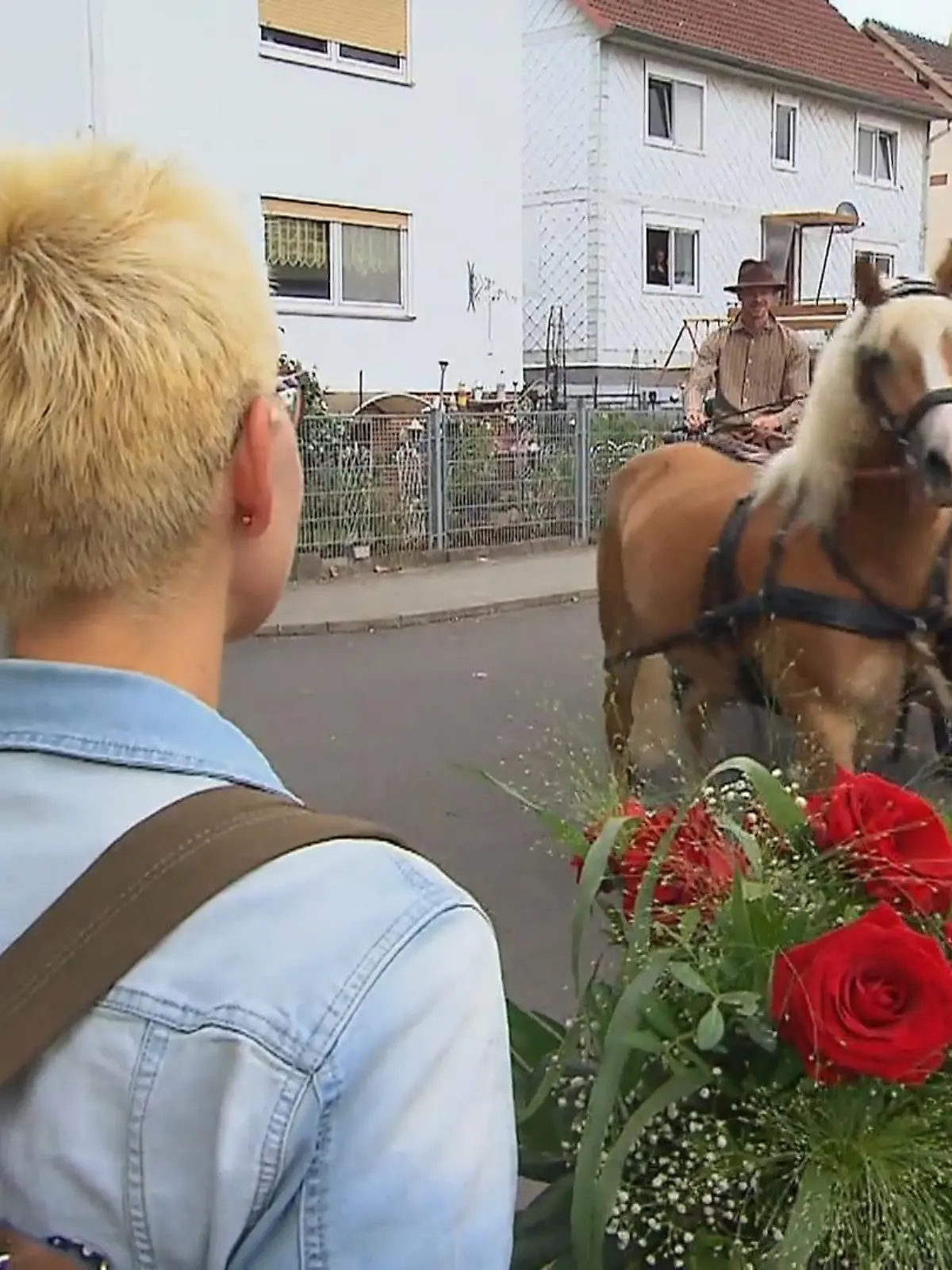 Bild zu: "Herbert überrascht Carola mit Pferdekutsche"