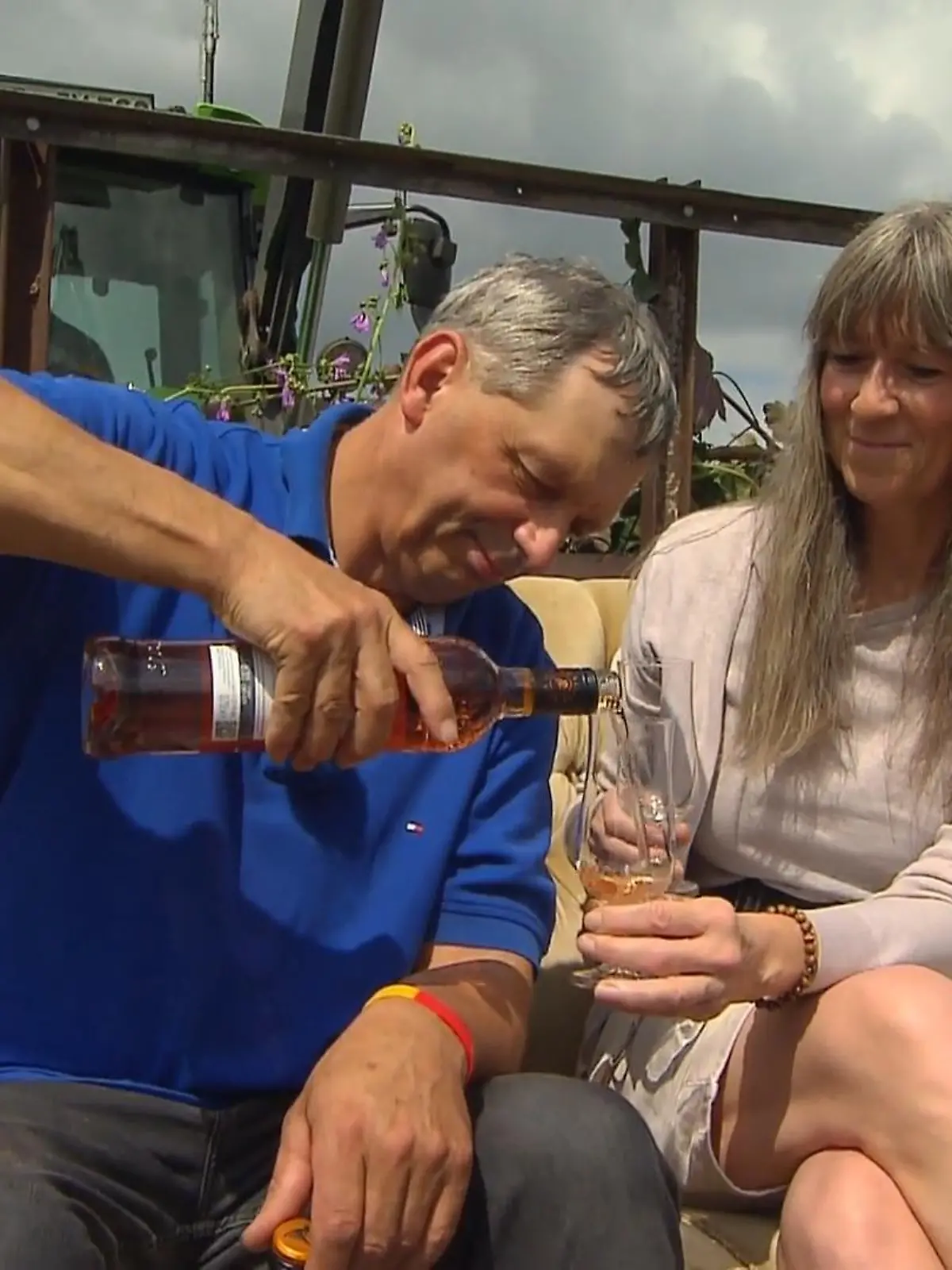 Bild zu: "Johann holt Katja mit Traktor-Couch ab"