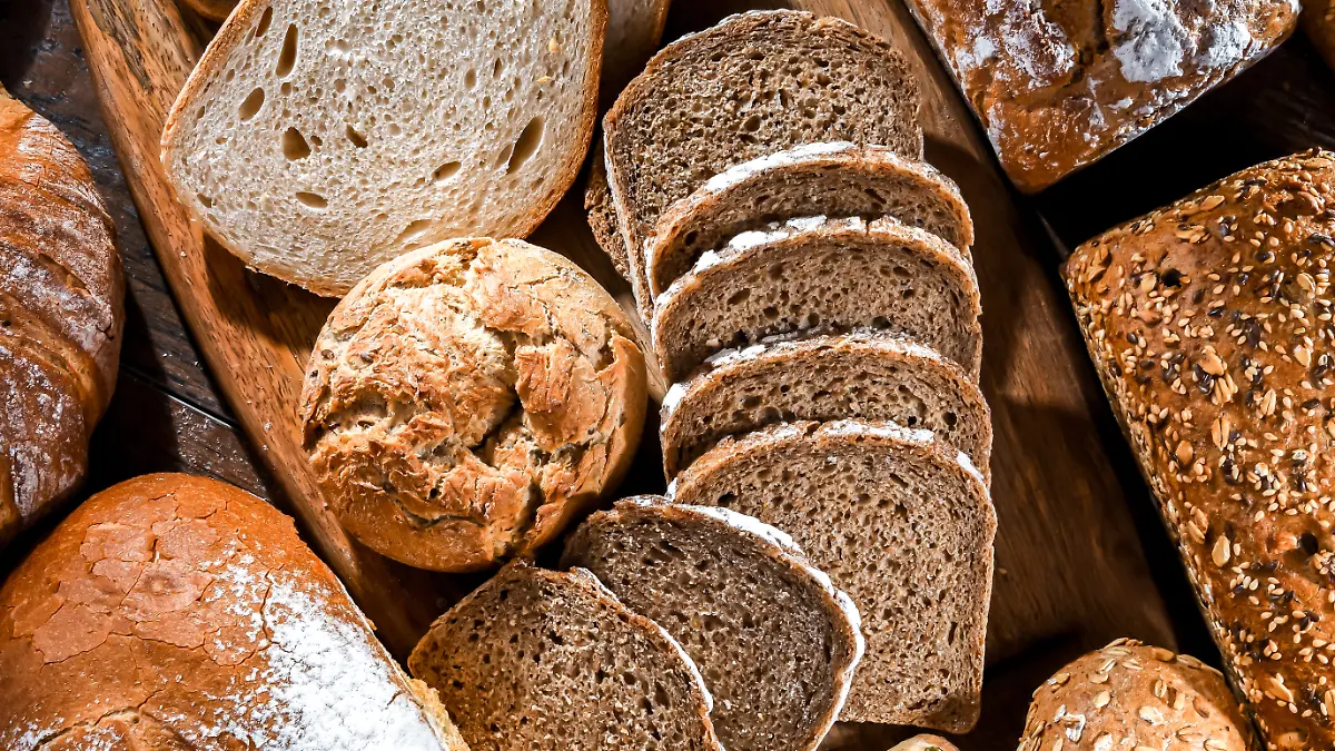 Verschiedene Brotsorten auf einem Tisch
