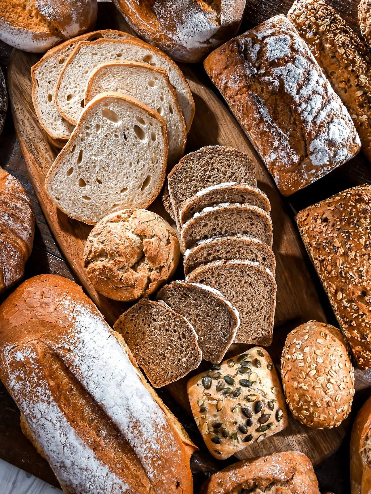 Verschiedene Brotsorten auf einem Tisch