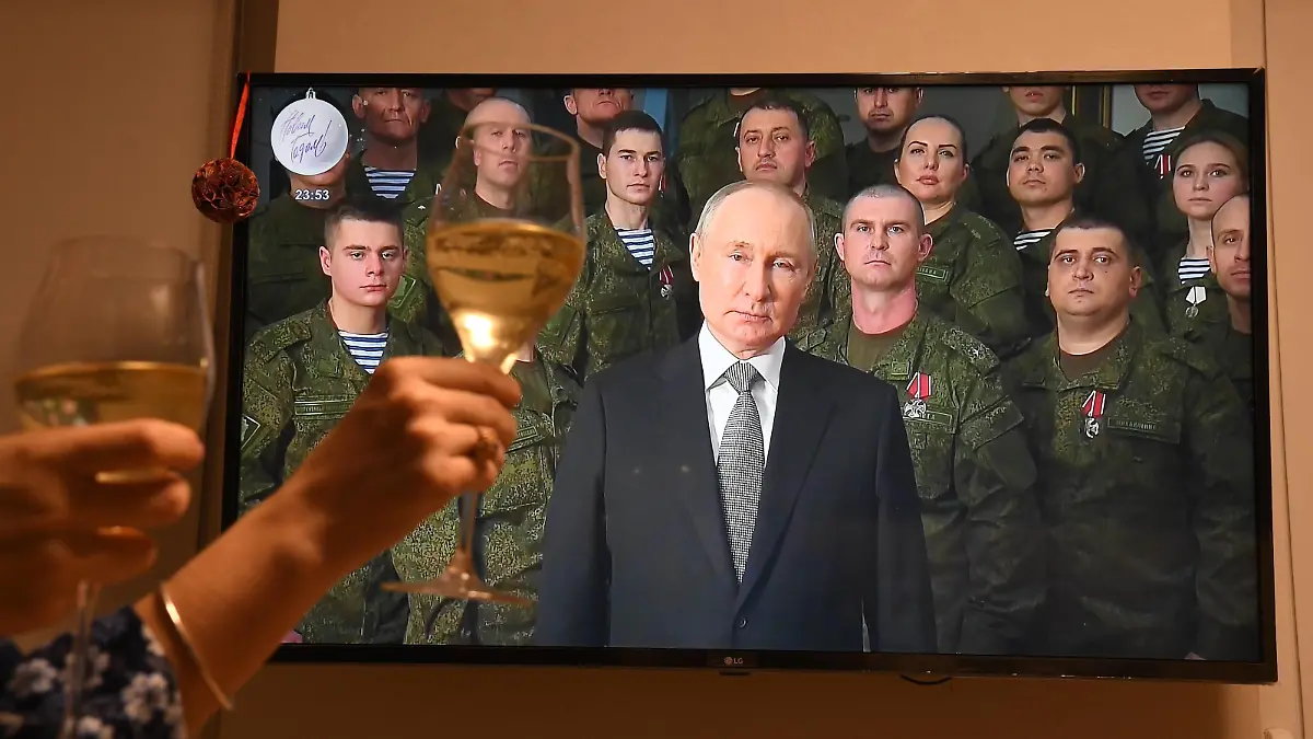 News Themen der Woche KW52 Russia Regions New Year Celebration 8350412 31.12.2022 People watch Russian President Vladimir Putin s address to citizens during New year celebration in Novosibirsk, Russia. Alexandr Kryazhev / Sputnik Novosibirsk Russia PUBLICATIONxINxGERxSUIxAUTxONLY Copyright: xAlexandrxKryazhevx