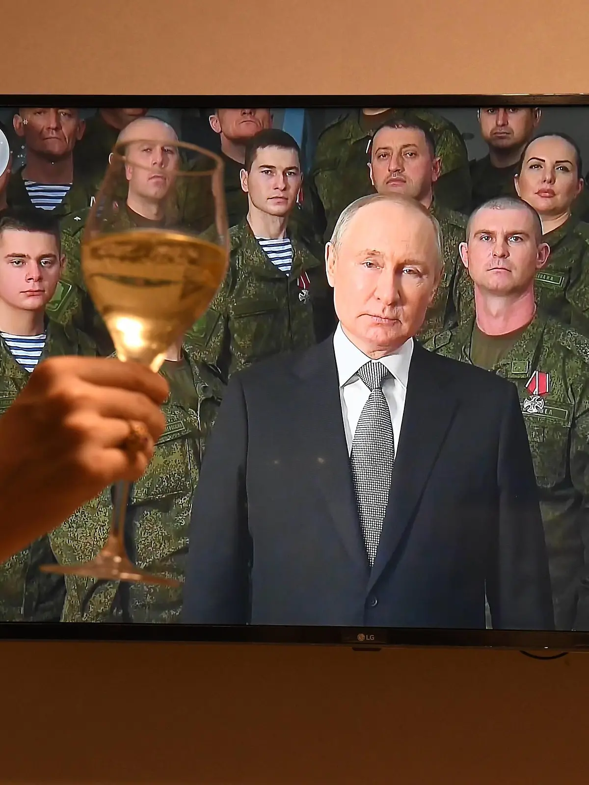 News Themen der Woche KW52 Russia Regions New Year Celebration 8350412 31.12.2022 People watch Russian President Vladimir Putin s address to citizens during New year celebration in Novosibirsk, Russia. Alexandr Kryazhev / Sputnik Novosibirsk Russia PUBLICATIONxINxGERxSUIxAUTxONLY Copyright: xAlexandrxKryazhevx