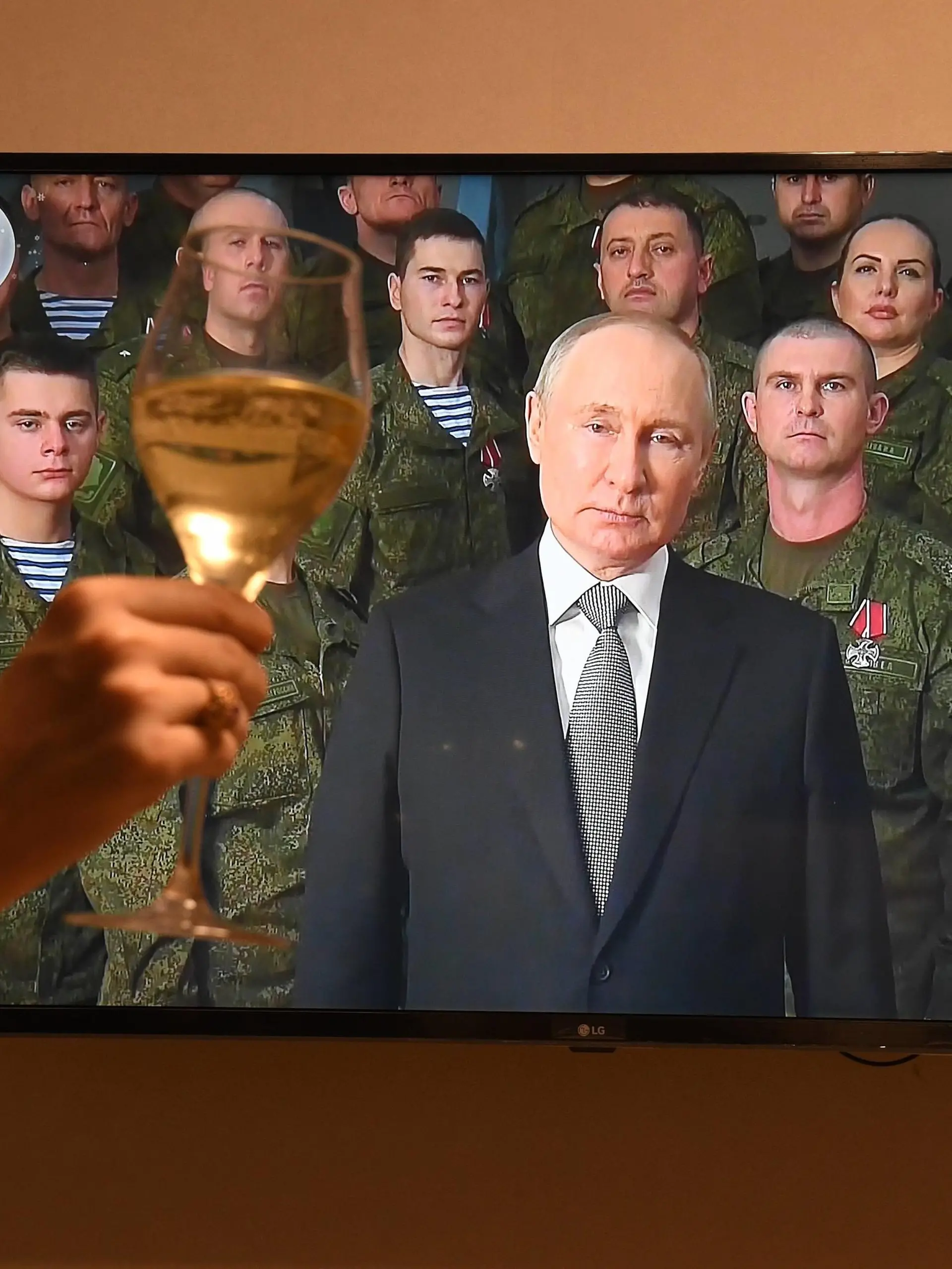 News Themen der Woche KW52 Russia Regions New Year Celebration 8350412 31.12.2022 People watch Russian President Vladimir Putin s address to citizens during New year celebration in Novosibirsk, Russia. Alexandr Kryazhev / Sputnik Novosibirsk Russia PUBLICATIONxINxGERxSUIxAUTxONLY Copyright: xAlexandrxKryazhevx
