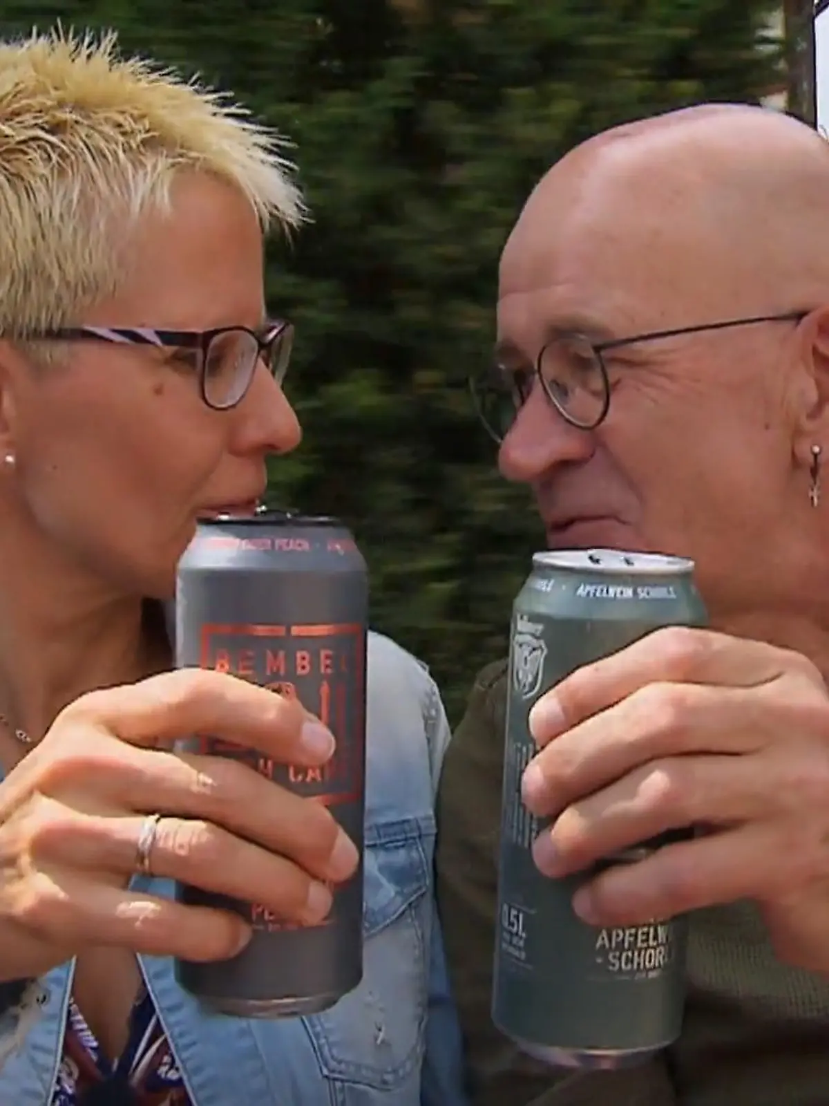 Bild zu: "Mit Apfelwein aus der Dose geht’s Richtung Hof"