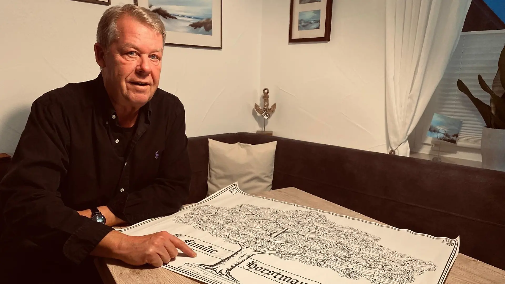Frank Horstmann vor seinem Familienstammbaum.