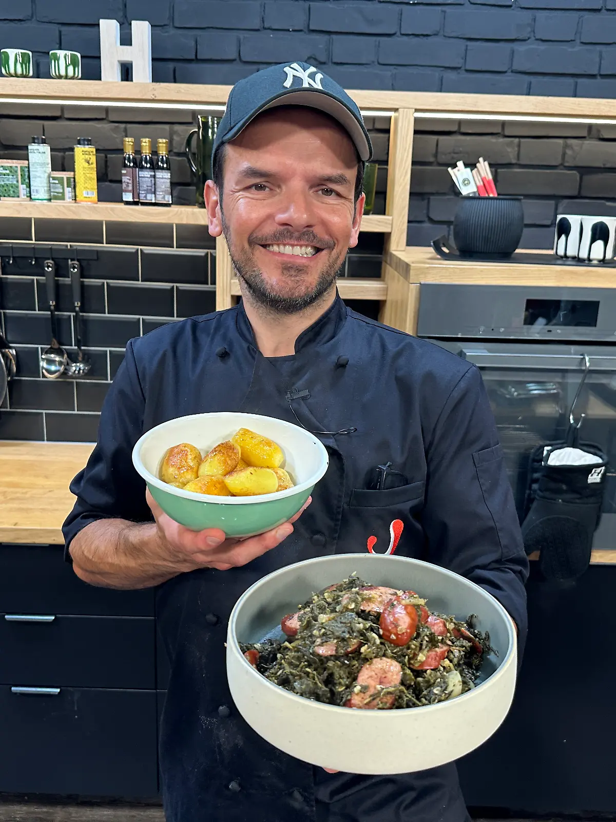 Steffen Henssler präsentiert seinen Grünkohl auf die schnelle Art