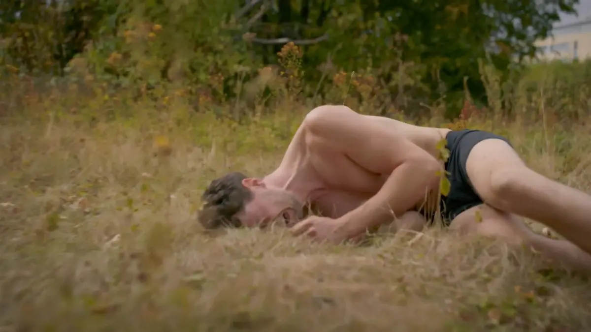 Jan verliert bei AWZ die Orientierung. Plötzlich findet er sich halbnackt im Park wieder.