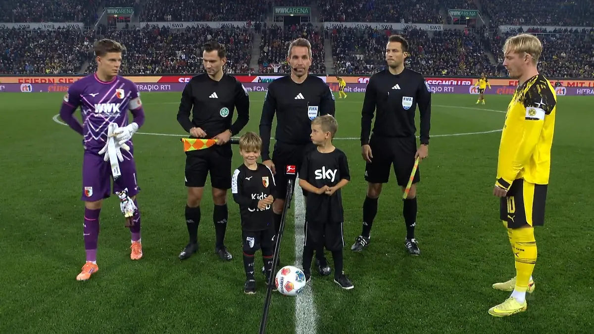 Einlaufkind nutzt seine Chance! Mit DIESER Aktion bringt er alle zum Schmunzeln Zuckersüßer Bundesliga-Moment