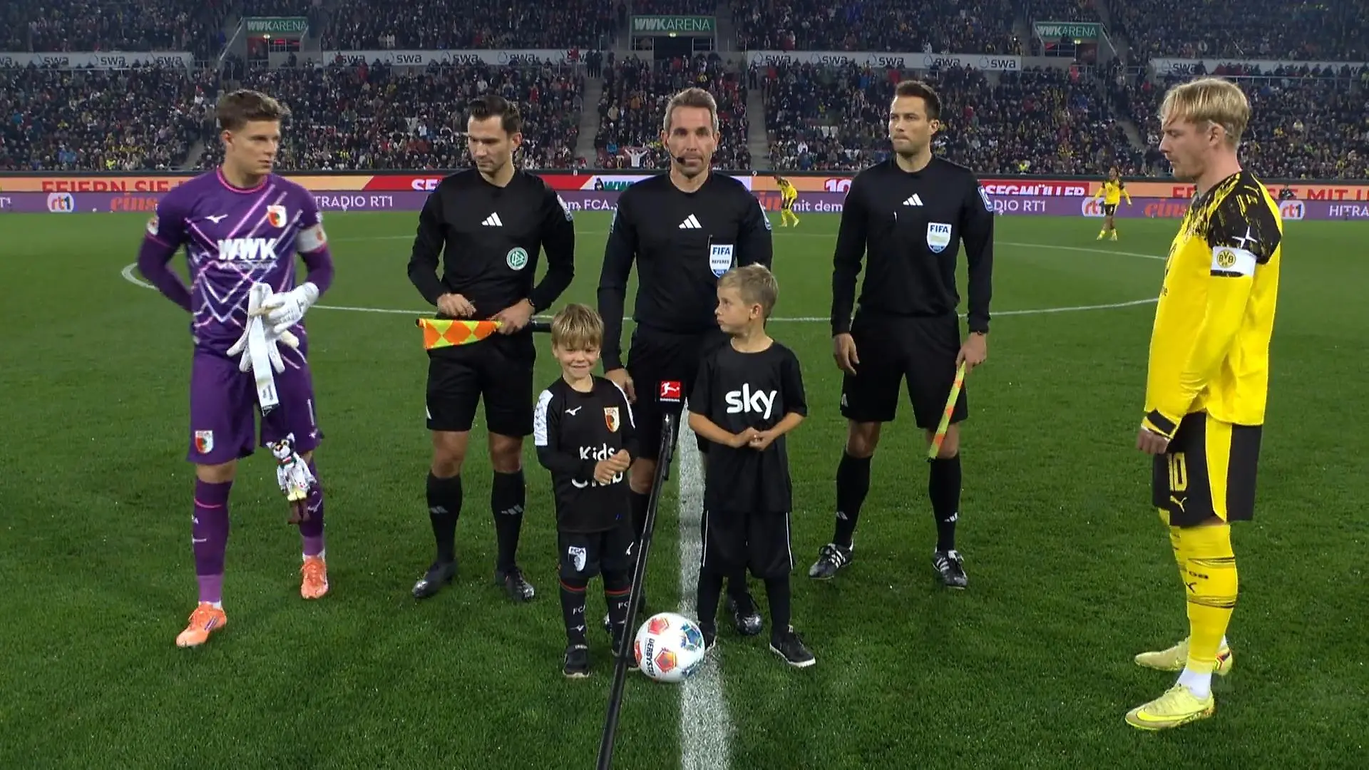 Einlaufkind nutzt seine Chance! Mit DIESER Aktion bringt er alle zum Schmunzeln Zuckersüßer Bundesliga-Moment