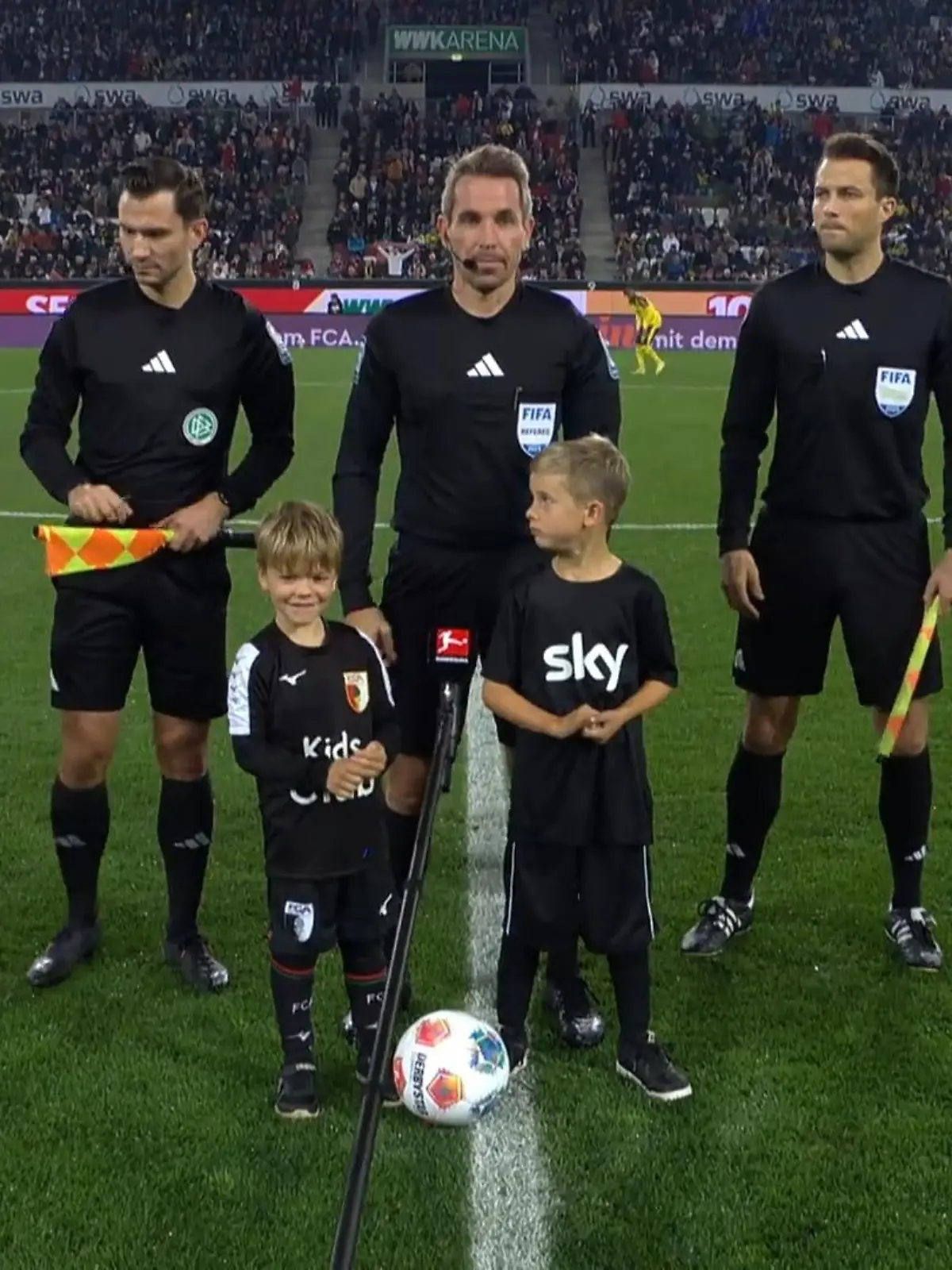 Bild zu: "Einlaufkind nutzt seine Chance! Mit DIESER Aktion bringt er alle zum Schmunzeln"