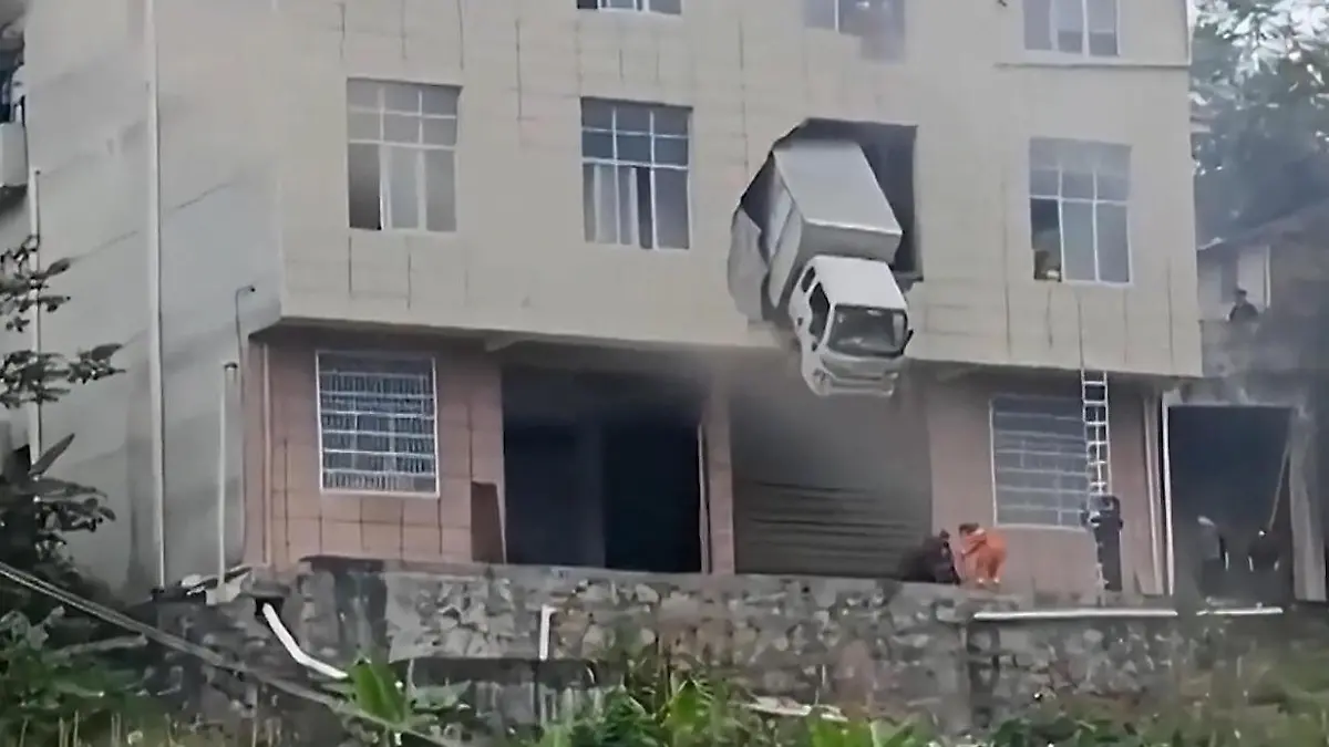 Lkw durchbricht komplettes Haus – und baumelt plötzlich aus zweitem Stock! Fahrer steckt fest