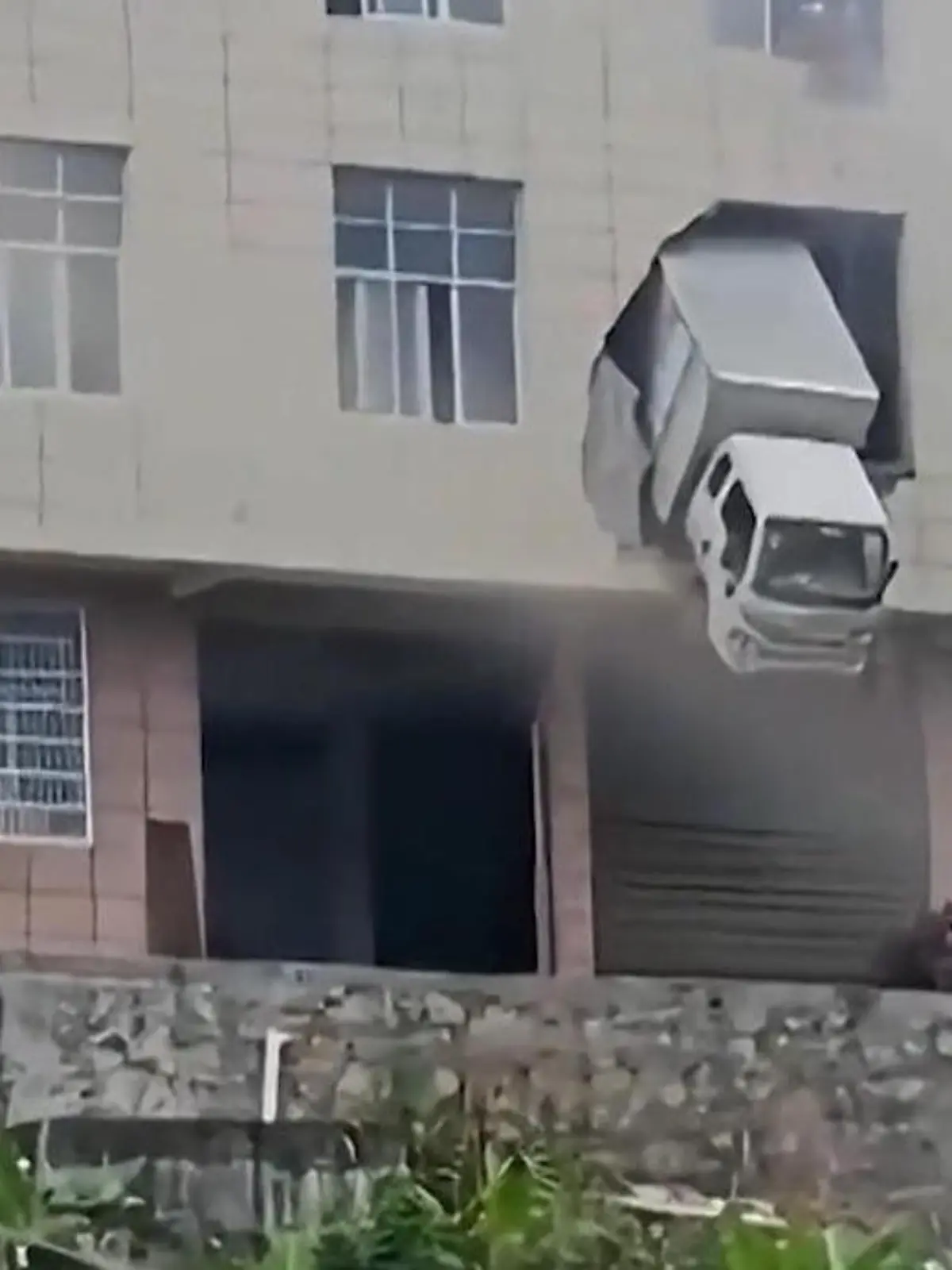 Bild zu: "Lkw durchbricht komplettes Haus – und baumelt plötzlich aus zweitem Stock!"