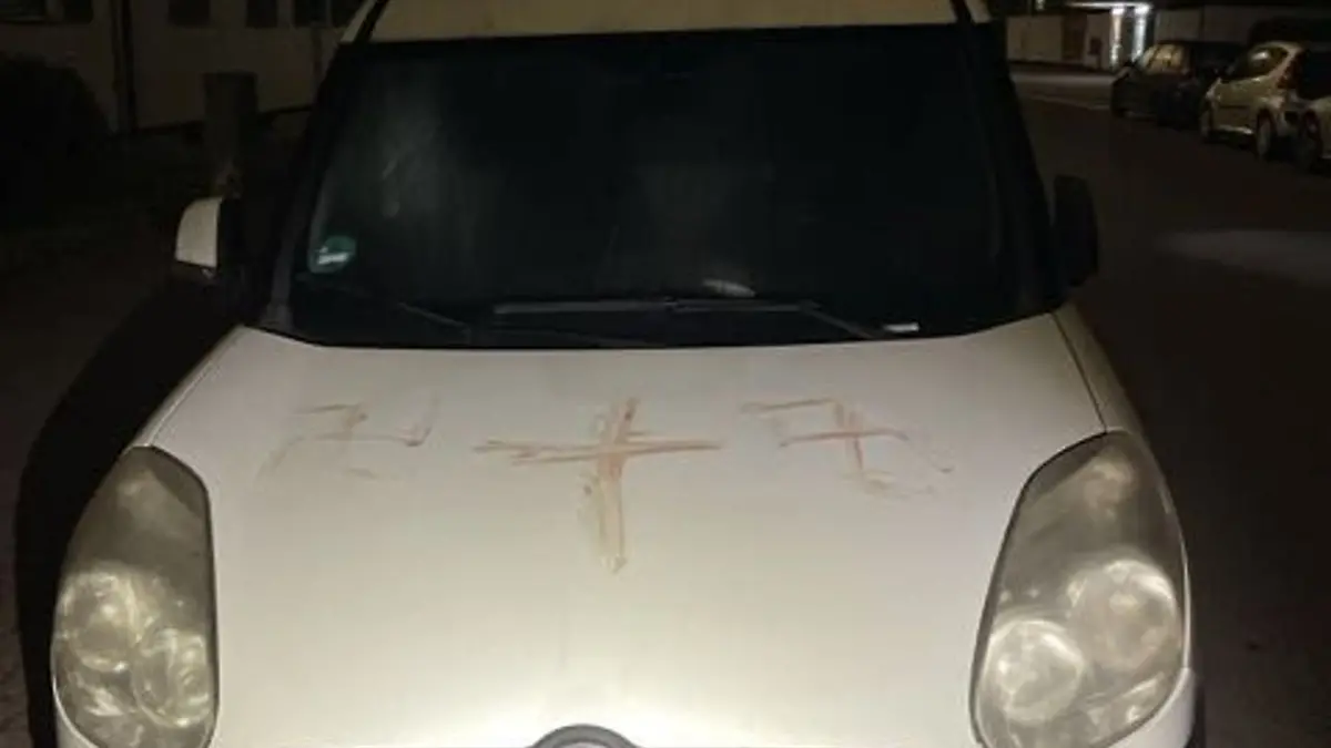 In Hanau wurden Dutzende Fahrzeuge und Hauswände mit Hakenkreuzen beschmiert.