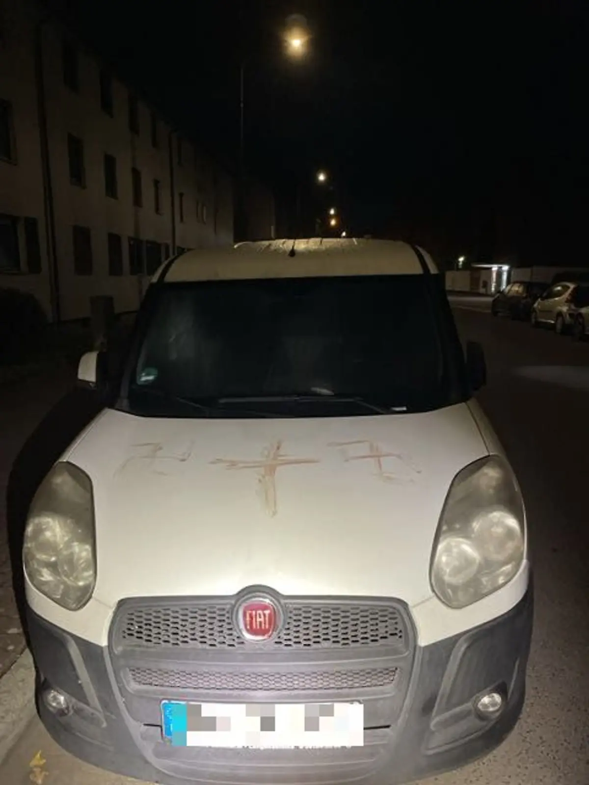 Bild zu: "Mann beschmiert Autos mit blutigen Hakenkreuzen"