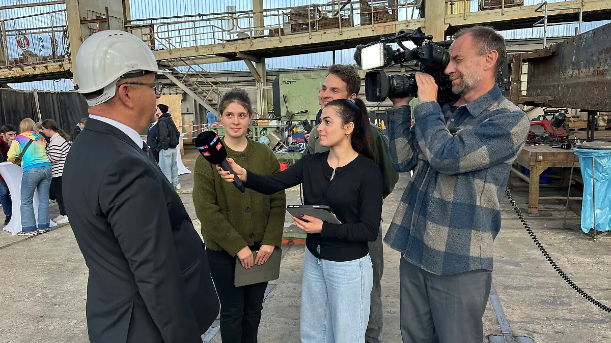 Gut vorbereitet starten die Schülerinnen und Schüler ihren Dreh.